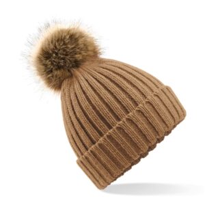 Bonnet epais avec pompon en fausse fourrure — Photo produit
