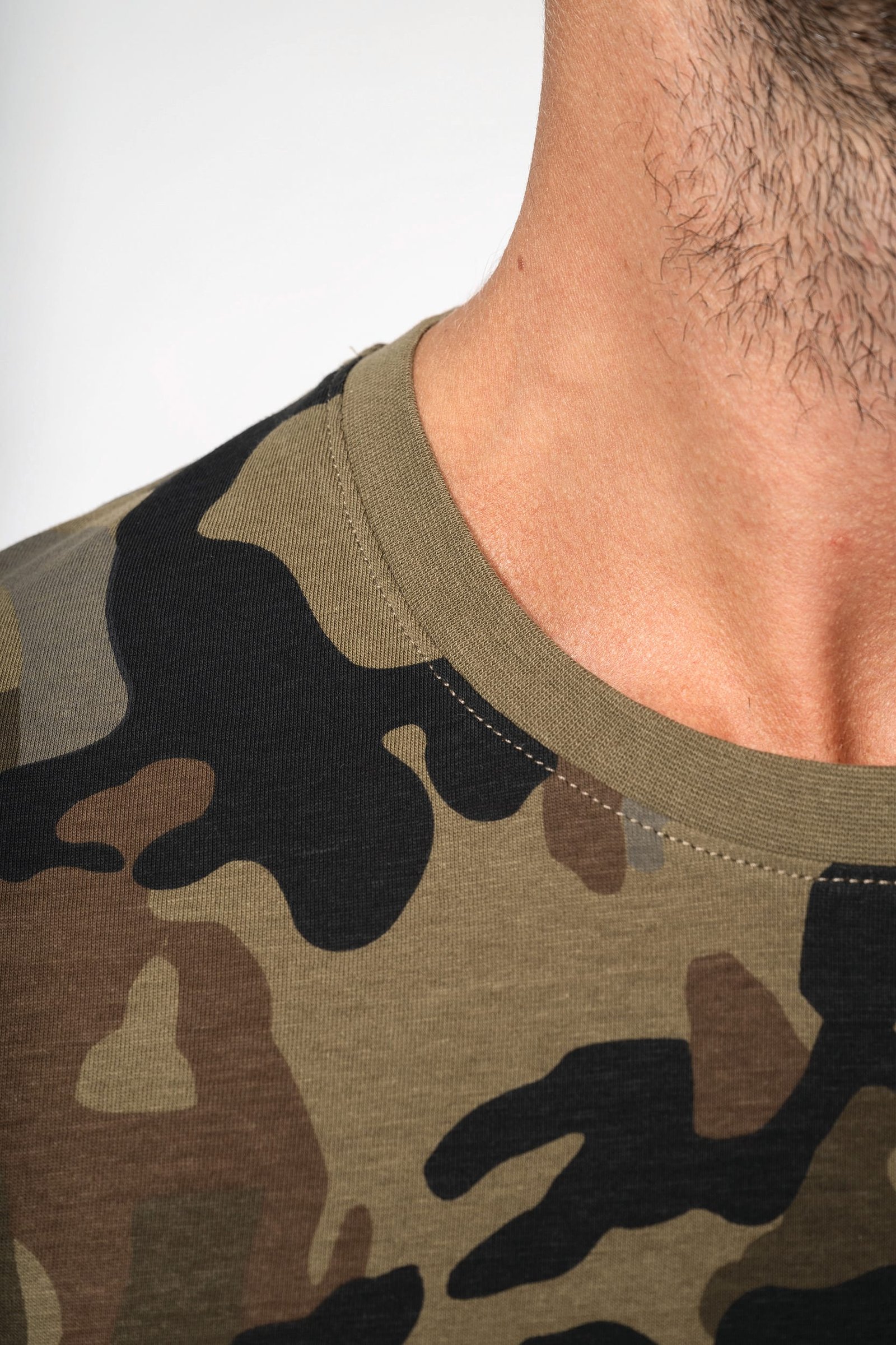 T-shirt camo manches courtes homme — Photo produit