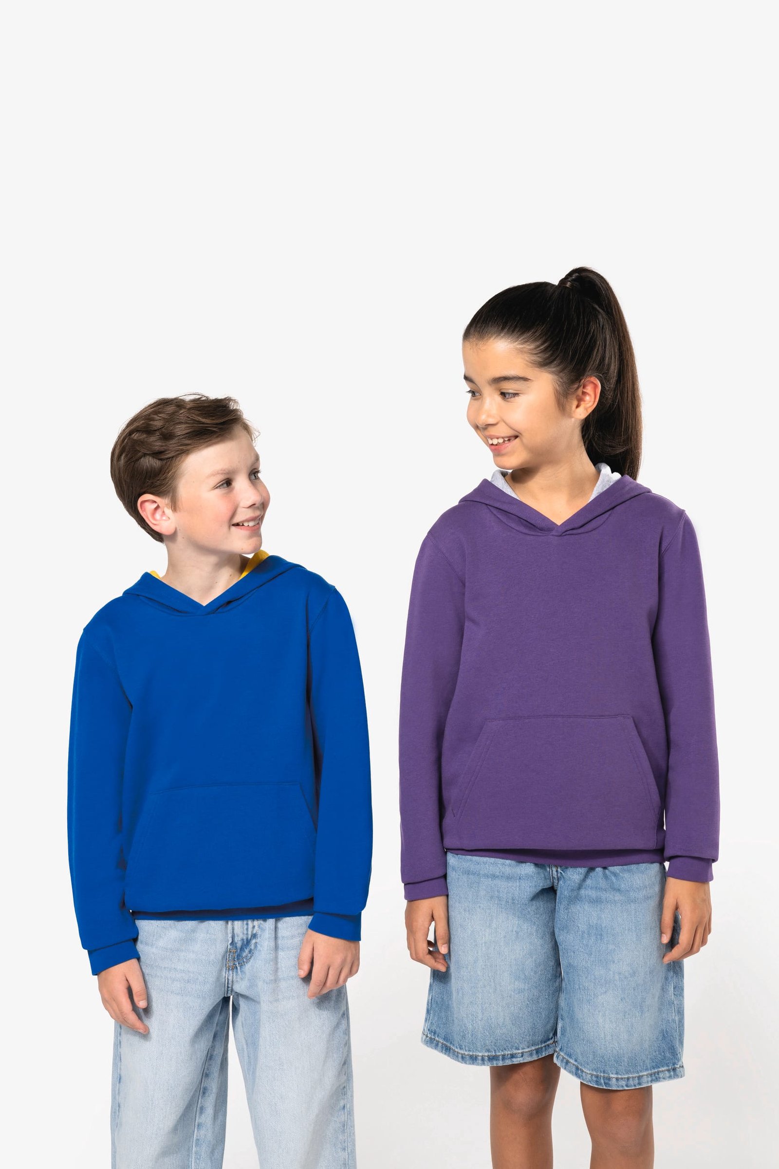 Sweat-shirt capuche contrastée enfant — Photo produit