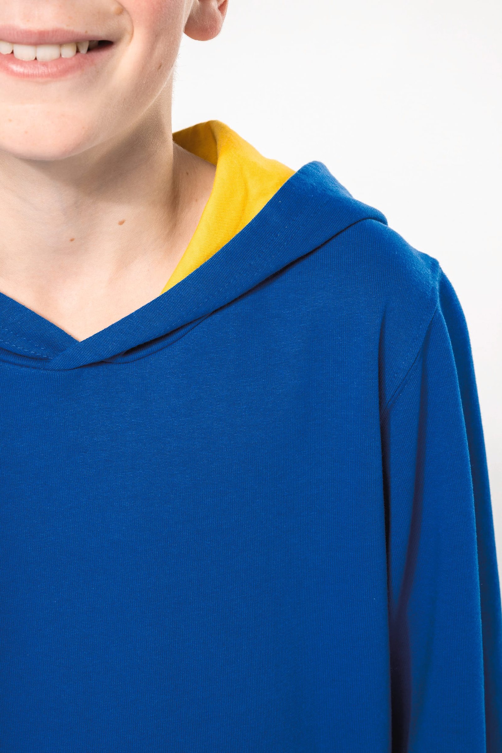 Sweat-shirt capuche contrastée enfant — Photo produit